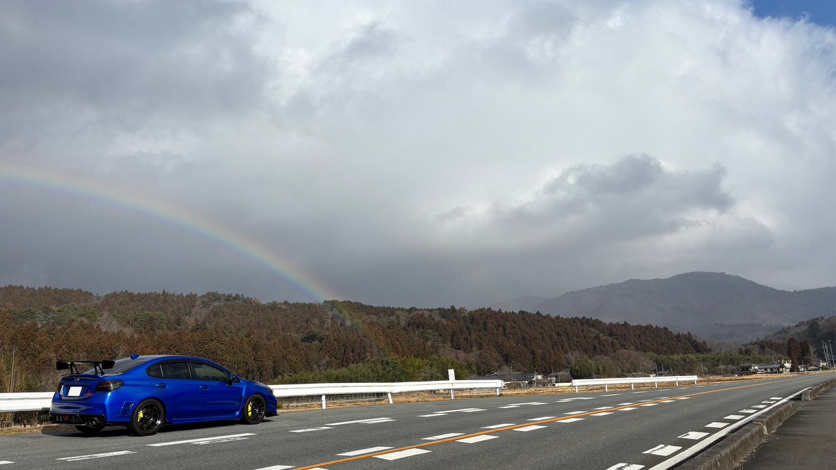 VAB84417235's tweet photo. ひさしぶりにドライブしてたら虹出てました🌈 https://t.co/JFQUxwRdWV