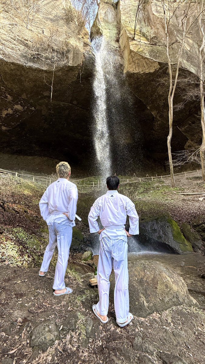 ＿人人人人人人人人人人人人人人人＿
＞　豆ちゃん6年ぶり2回目の滝行　＜
￣Y^Y^Y^Y^Y^Y^Y^Y^Y^Y^Y^Y^￣
2020年2月 瑠姫・純喜・景瑚・豆🥋
2026年2月 碧海・豆🥋

お兄ちゃんたちに頑張ったな〜！ってヨシヨシされていた17歳から、お兄ちゃんと滝を眺めて堂々と立つたくましい大人になったね