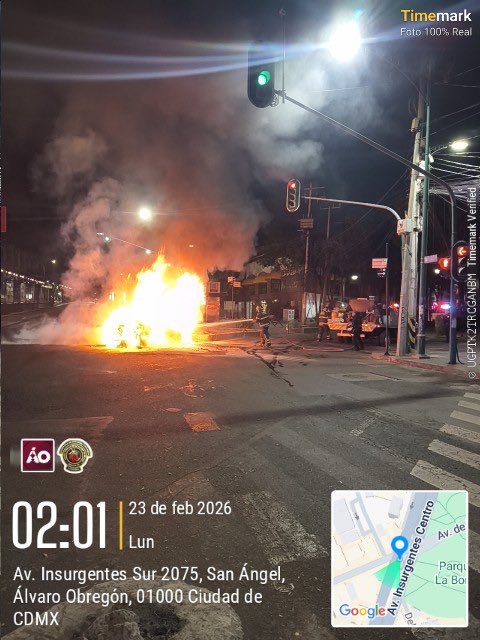 LopezCasarinJ's tweet photo. nformo que durante la madrugada del día de hoy, en el cruce de Av. Insurgentes Sur y Av. de la Paz, se registró un choque de alto impacto.
Un vehículo que circulaba a exceso de velocidad perdió el control e impactó contra el camellón central, lo que provocó que la unidad se incendiara.
No se reportan personas lesionadas en el lugar.
El incidente fue atendido de inmediato por Bomberos, policías de la @SSC_CDMX, elementos de la policía adscrita a la Alcaldía y equipos de Protección Civil, quienes controlaron el fuego y aseguraron la zona.