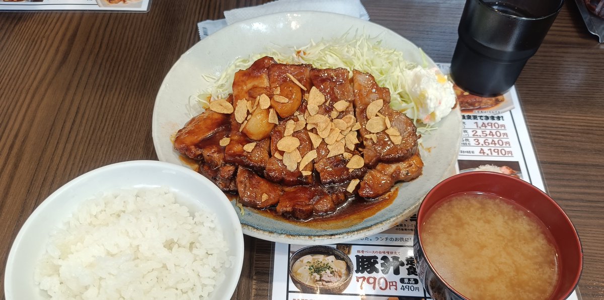 Re250V's tweet photo. 東京ツーリング
普段混んでる都内の道は祝日は空いてて走ってて珍しく楽しい😆

肉2枚行けるだろ！の豚屋鳥山の肉量が想像超えてきた https://t.co/iaYGQ10Lb0