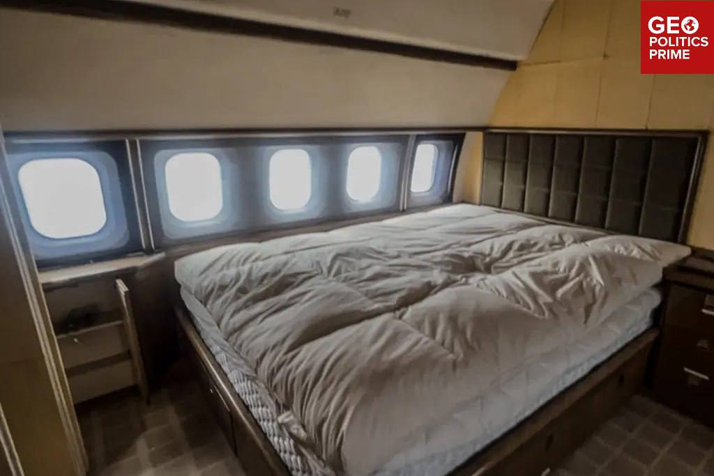 ✈️🇺🇸 Epstein's plane, Lolita Express, is discovered at the abandoned airport in Georgia. Epstein sold it in late 2018 after 17 years of ownership

It rots and covered in dirt &amp; mold