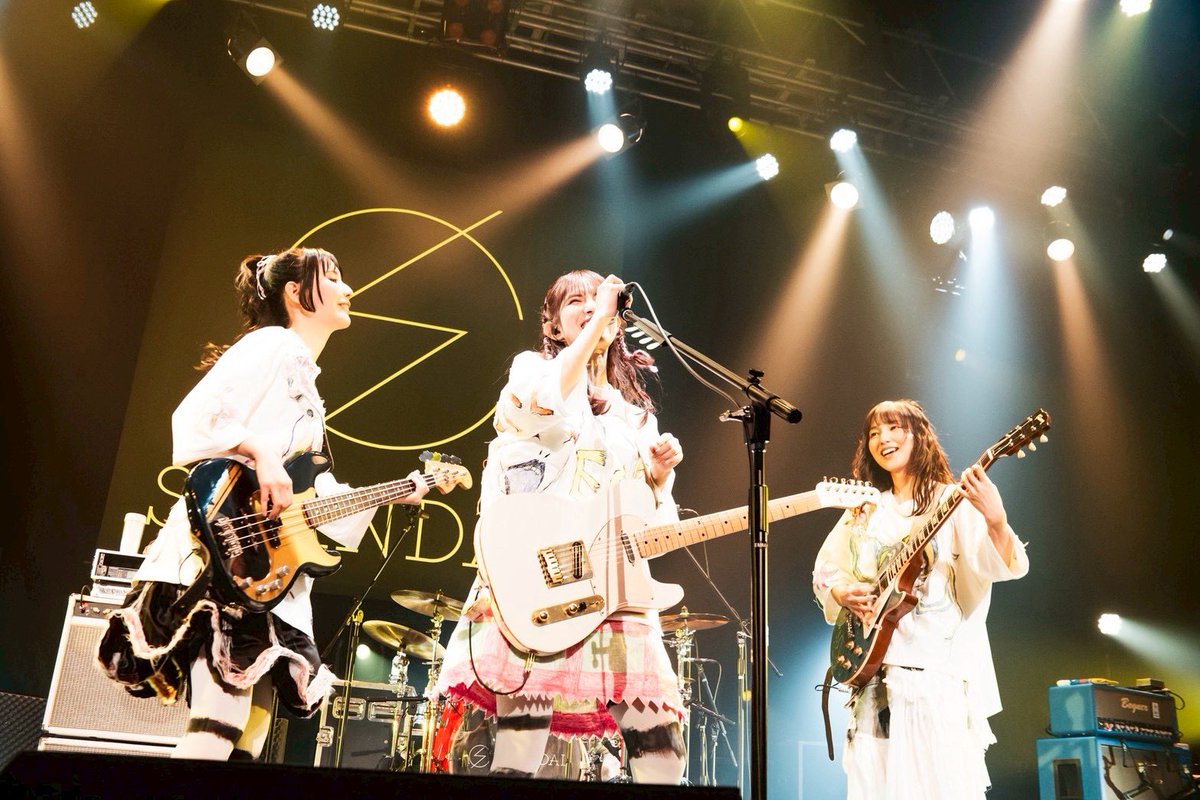 scandal_tomomi's tweet photo. 札幌のお相手はOKAMOTO'Sでした！
私たちにとってOKAMOTO'Sは昔からなんだかとっても特別な存在だった！
4人が音楽を続けてくれていることに何度心を救われたか！
近いようで遠い不思議な距離にいるOKAMOTO'Sとずっと対バンがしたかった！ついに叶ってうれしい！
ありがとう！ https://t.co/sIzs6rF2rA