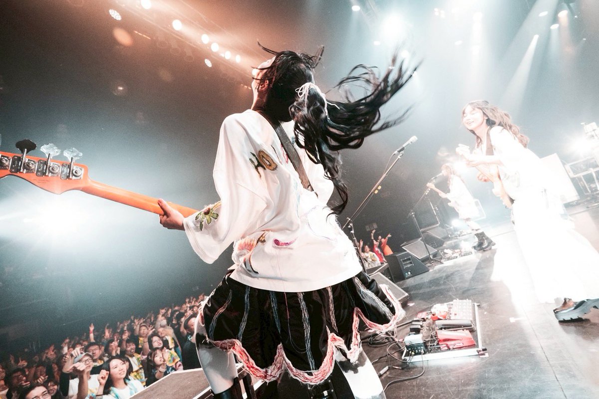 scandal_tomomi's tweet photo. 札幌のお相手はOKAMOTO'Sでした！
私たちにとってOKAMOTO'Sは昔からなんだかとっても特別な存在だった！
4人が音楽を続けてくれていることに何度心を救われたか！
近いようで遠い不思議な距離にいるOKAMOTO'Sとずっと対バンがしたかった！ついに叶ってうれしい！
ありがとう！ https://t.co/sIzs6rF2rA