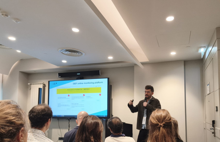 AgEInves's tweet photo. 🌊En la #SBEPWeek hemos organizado el Kick-off meeting de la convocatoria #SBEP 2024.
24 proyectos | 25 países | 40M€ para impulsar la #SustainableBlueEconomy.
Avanzamos juntos hacia una economía azul más sostenible y con mayor impacto.
#EconomíaAzul 

https://t.co/tVG7yUFEGT https://t.co/xbAsapwZWc