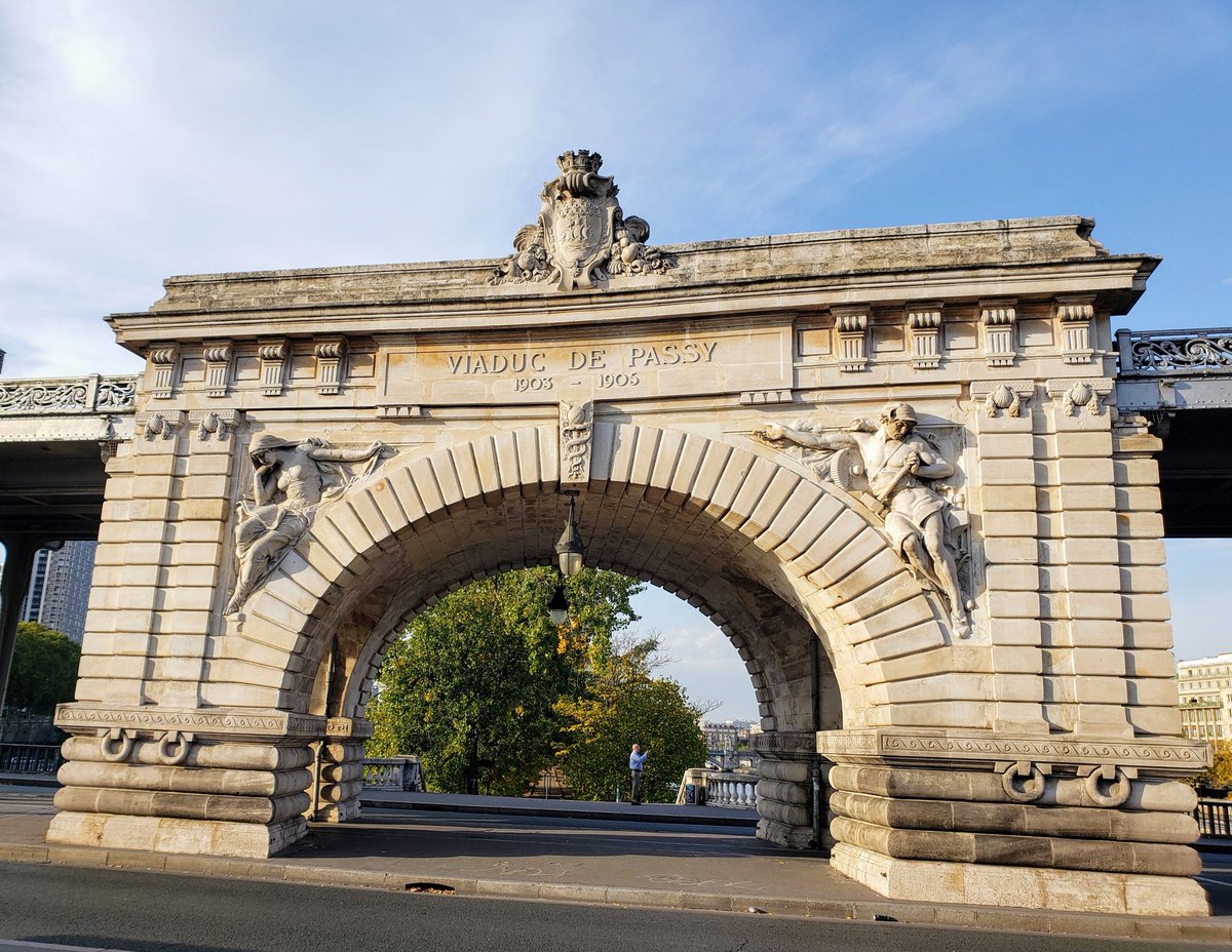 MichelleMoggio's tweet photo. Pont de Bir-Hakeim is a great starting gate to begin a walk through #Passy #Viaduct #TheParisEffect #travel https://t.co/Ii0B0mQG8c