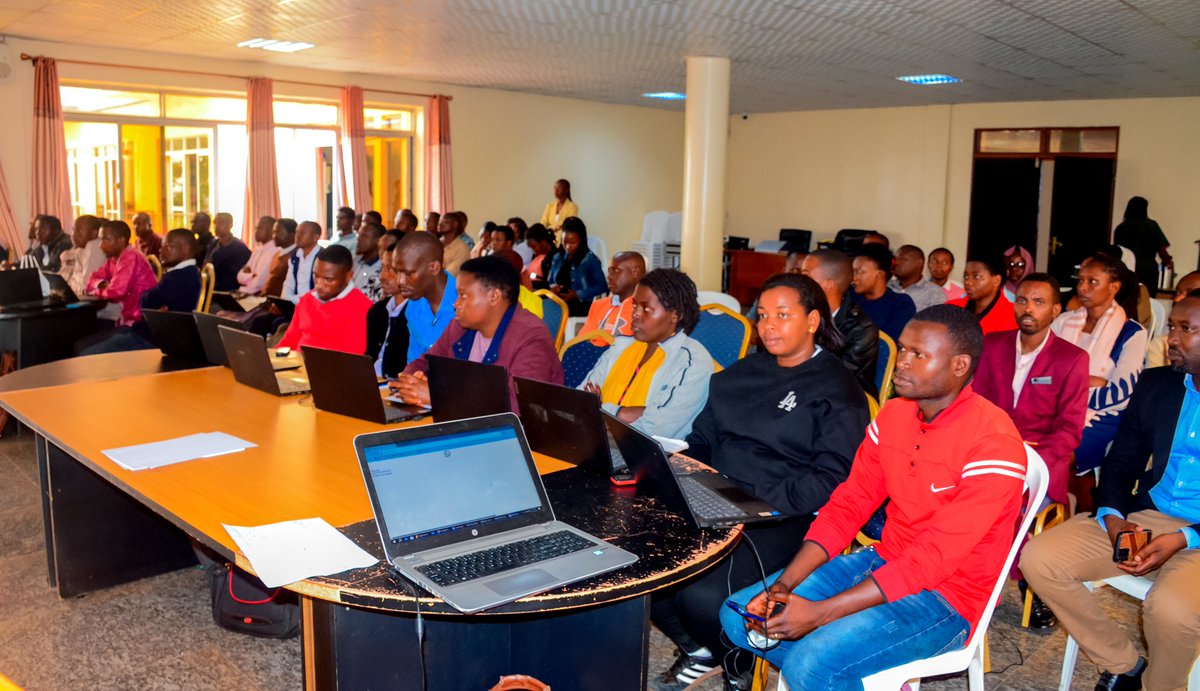 GatsiboDistrict's tweet photo. Abakozi ba @statisticsRW
barimo gutanga amahugurwa ku bakozi b'Utugari bashinzwe imibereho myiza n'iterambere, mu ikoranabuhanga mu kumenyekanisha imfu zabereye hanze y'ibigo by'ubuzima . Aya mahugurwa yatangijwe n'Umuyobozi w'Akarere wungirije @sekanyangeJL . @RwandaLocalGov https://t.co/zwvLzCjka2