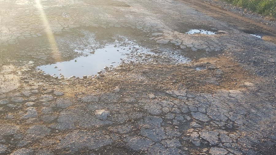 algohumanoide's tweet photo. @oscar_puente_ Anda, ponte a currar de una vez, que para eso te pagamos los contribuyentes. Las carreteras están hechas un asco y los trenes descarrilan cada dos por tres. https://t.co/q0mMsD5ZVu