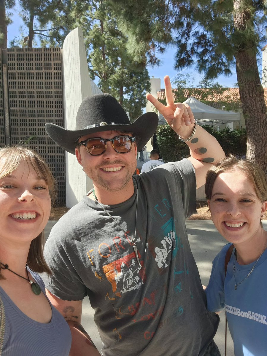 [📸]
Ashton junto a dos fans vía @/elizabeth_luttrell en Instagram!
