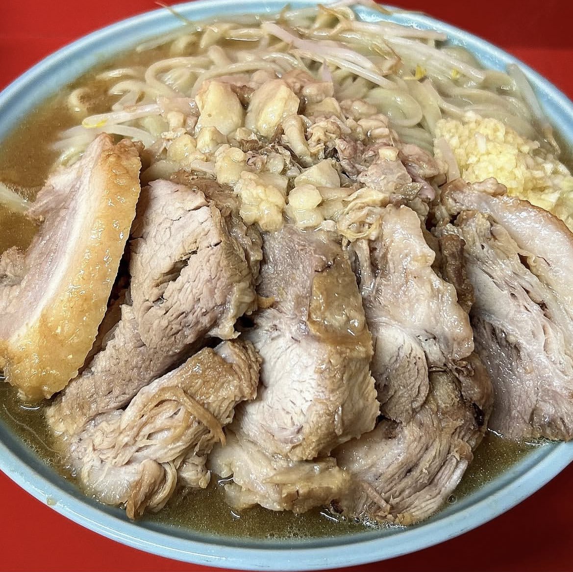 s_zou_men's tweet photo. ラーメン二郎一橋学園店
大豚ラーメン(ヤサイ抜き)

直球二郎の芯を打つ、それがヤサイ抜き打法。狙い打ちするなら一橋が最適と思うが、大豚ヤサイ抜き��門においても二郎最重量級ではないだろうか？ヤサイの山がない景色もまた素晴らしいものである。麺と豚の海に溺れたい方向け。 https://t.co/nvzcosYq6C