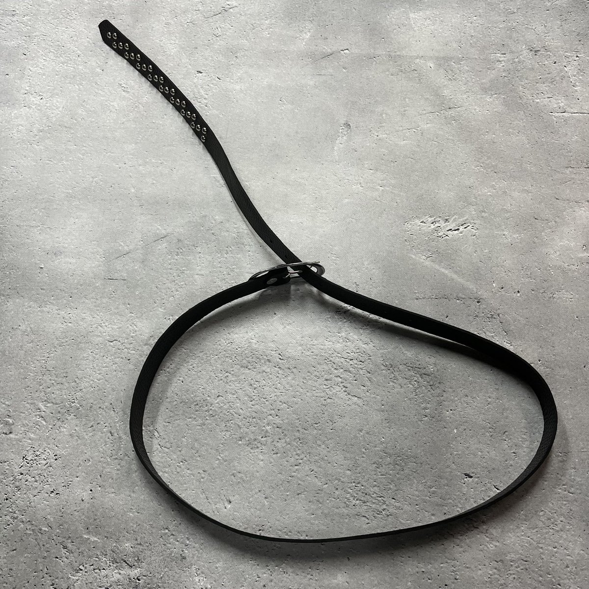 新作の本革で仕立てたコニカルスタッズを使用した24ミリ幅ナローベルト