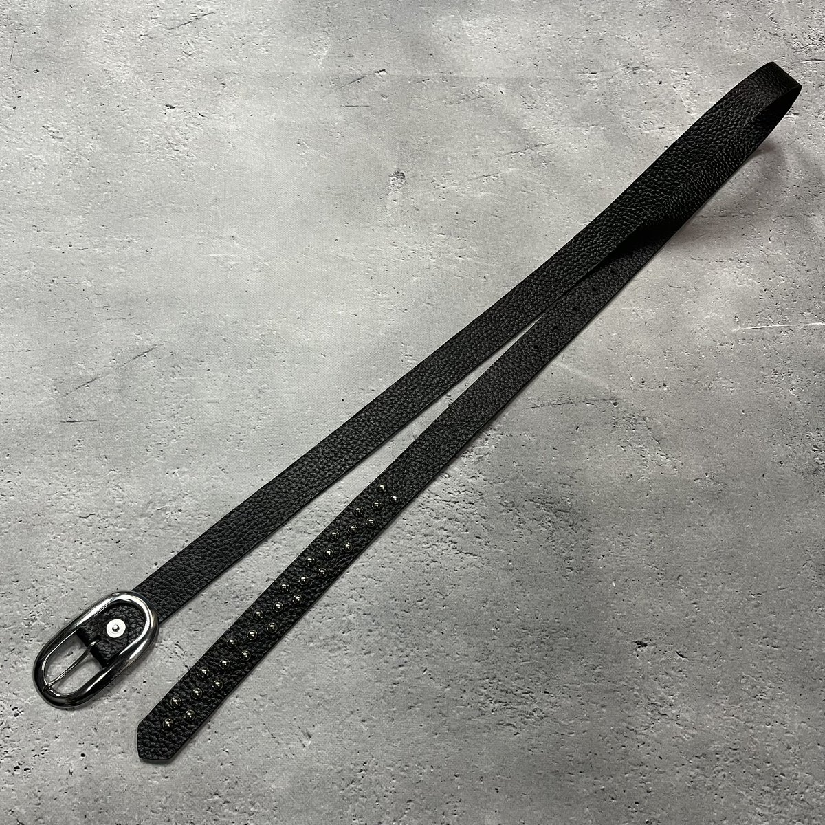 新作の本革で仕立てたコニカルスタッズを使用した24ミリ幅ナローベルト