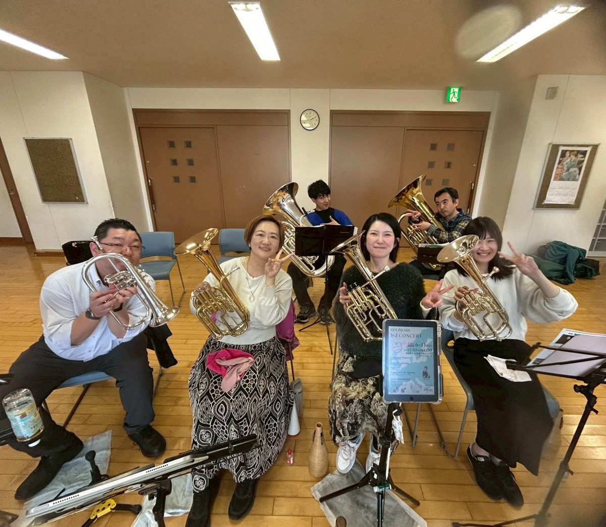 ayabrass2023's tweet photo. リハーサル頑張りました✨

別の本番にてご不在の斐先生に代わり、宴会お兄さんの仕切りでリハーサルを進めていきました💪
朝一からほんと皆さんいい音を奏でていらっしゃって耳福〜〜☺️
E♭コルネットにスペゲスさまもお迎えし、みんなで吹ける幸せを今日も噛み締めました🎺
#斐ブラス https://t.co/SkX9RbmgN5