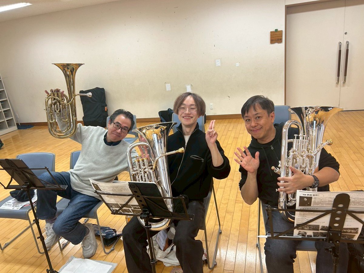 ayabrass2023's tweet photo. リハーサル頑張りました✨

別の本番にてご不在の斐先生に代わり、宴会お兄さんの仕切りでリハーサルを進めていきました💪
朝一からほんと皆さんいい音を奏でていらっしゃって耳福〜〜☺️
E♭コルネットにスペゲスさまもお迎えし、みんなで吹ける幸せを今日も噛み締めました🎺
#斐ブラス https://t.co/SkX9RbmgN5