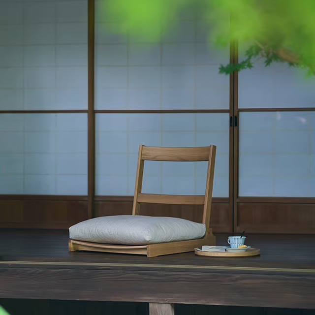 カリモク家具さんとつくった 「折りたためる座椅子」です。