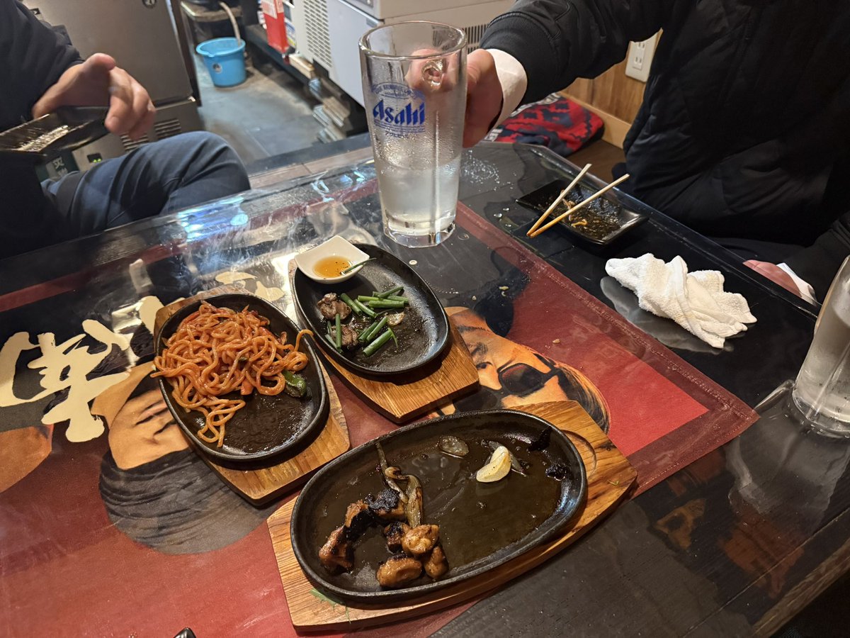 toR_tenpocho's tweet photo. エイリやん元店長がどうしても飲みたいっていうからしょーがないから人生相談乗ってあげてる https://t.co/ITWhPhYtA3