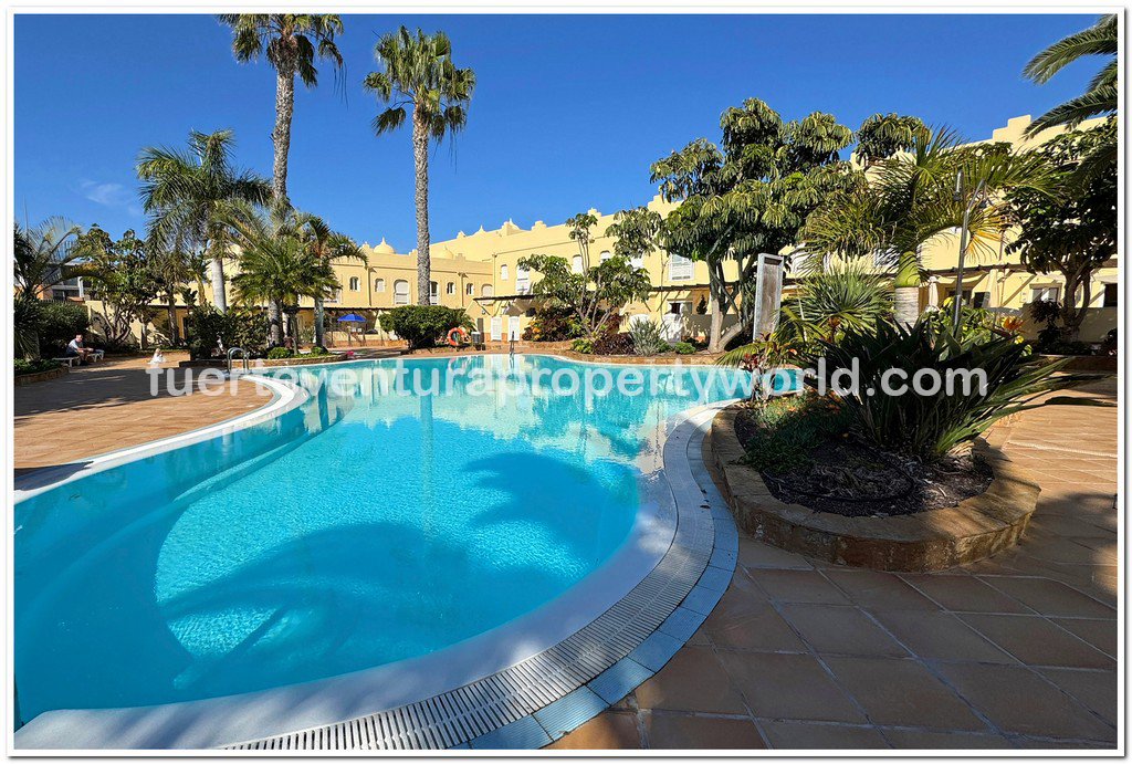 FUEProperty's tweet photo. Fully furnished and well-maintained 3-bed 3-bath townhouse on a gated and highly sought-after complex #forsale in #Corralejo #Fuerteventura #IslasCanarias #property #RealEstate https://t.co/bBnTPiHHzX https://t.co/L0Ppv8cstw
