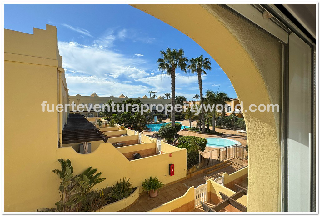 FUEProperty's tweet photo. Fully furnished and well-maintained 3-bed 3-bath townhouse on a gated and highly sought-after complex #forsale in #Corralejo #Fuerteventura #IslasCanarias #property #RealEstate https://t.co/bBnTPiHHzX https://t.co/L0Ppv8cstw