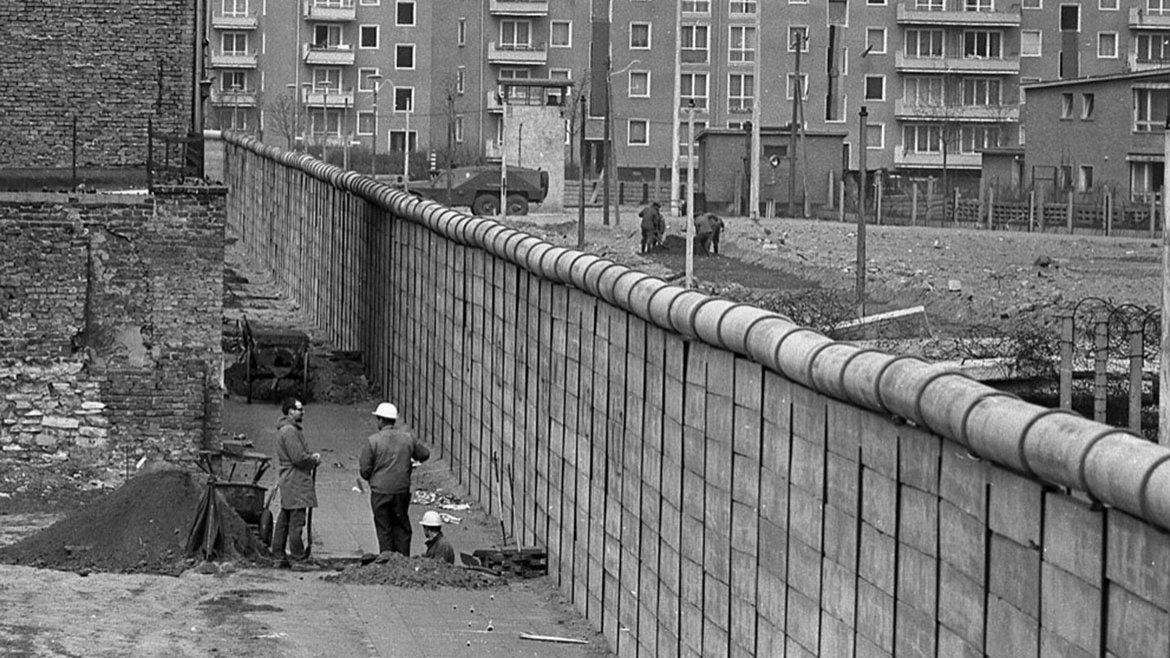 El comunismo no demostró su fracaso cuando cayó el muro. El comunismo fracasó 30 años antes, cuando tuvieron que levantarlo... #Berlin