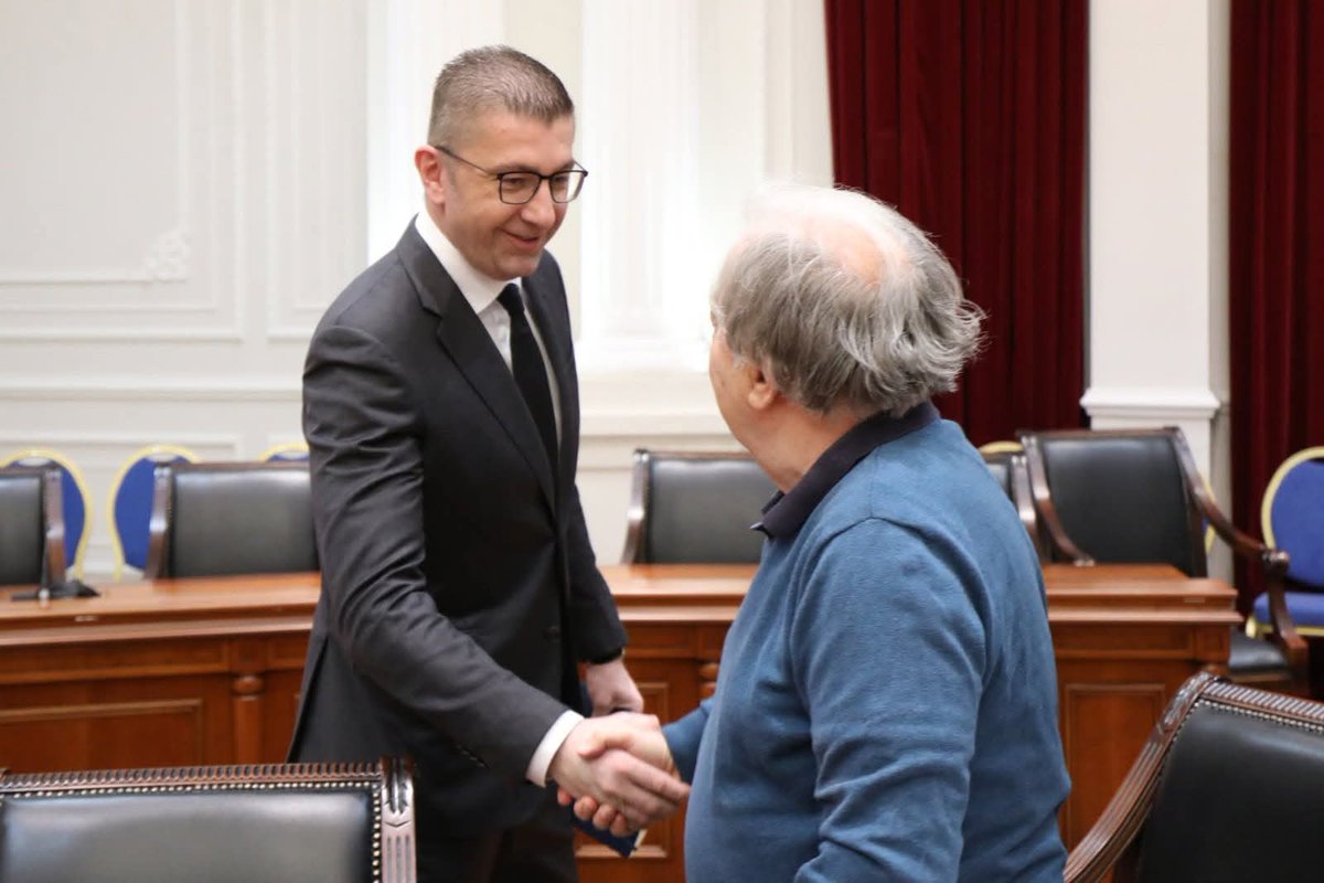 MickoskiHM's tweet photo. Денес е значаен момент за нашата држава. Со формирањето на Советот за иновации, научно-технолошки развој и претприемништво, ја потврдуваме нашата јасна и силна определба Македонија да се позиционира како земја на знаење, наука, истражување, иновации и модерна, конкурентна економија.
 
Како Влада преземаме целосна одговорност да ја водиме оваа трансформација. Овој Совет не е само формалност, тој е инструмент на стратешка промена. Тој е механизам преку кој науката, истражувањето и дигитализацијата ќе станат двигатели на економскиот раст.

На оваа прва седница го усвојуваме клучниот документ за следните четири години – Четиригодишната програма за поттикнување на иновациите, научно-технолошкиот развој и претприемништвото. Оваа програма не е само административен акт. Таа е визија за развој заснован на наука, истражување и дигитализација. Таа создава рамка за поддршка – од првата идеја, преку истражувачки развој и пилотирање, до целосна комерцијализација.

Како претседател на Владата, силно верувам дека заедно ќе изградиме посилна, поиновативна и поразвиена држава, држава што создава можности за сегашните и идните генерации.