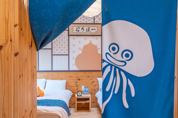 ホイミスライムが覗くと、「らりほー」掛け軸！

スライムのコクーン＜和＞には、ドラゴンクエストファンなら、絶対にグッとくる掛け軸が２つあります！
１つは、寝室の「らりほー」。

呪文を唱えて、ゆっくりおやすみくださいませ！

#ニジゲンノモリ #DQ_ISLAND #淡路島