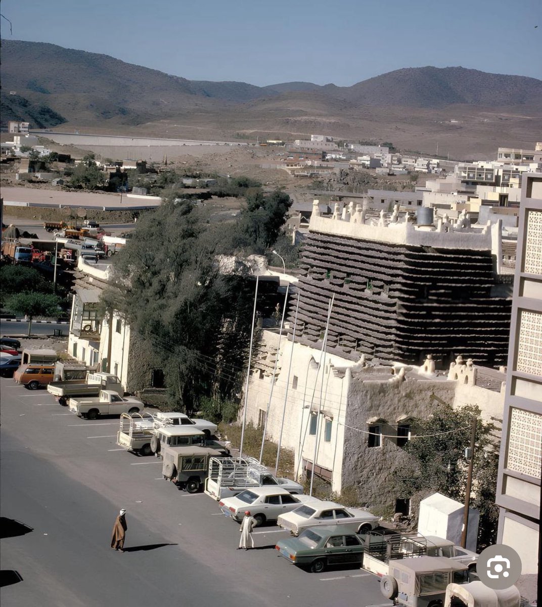 *****
[من #ذكريات_الطفولة]
——-انتقلنا إلى أبها عام 1392هـ قبل رمضان بأشهر قليلة …
كانت الدراسة تنتهي في شهر سبعة تقريبًا، لكن الذي انتهى يومها لم يكن عامًا دراسيًا… بل حياة كاملة، وبدأت حياة أخرى …
كنا قادمين من قرية (عدوان) لا تزيد عن عشرة منازل لا نعرف من الدنيا إلا القرية