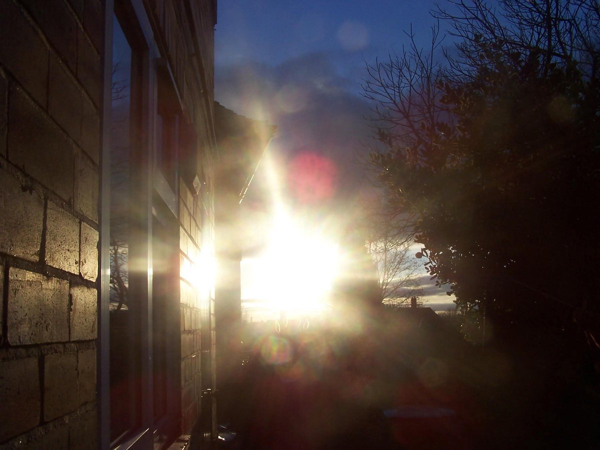 BellionJulie's tweet photo. This photo is of the sun setting taken in Nottingham England https://t.co/9CjBZXYSsc