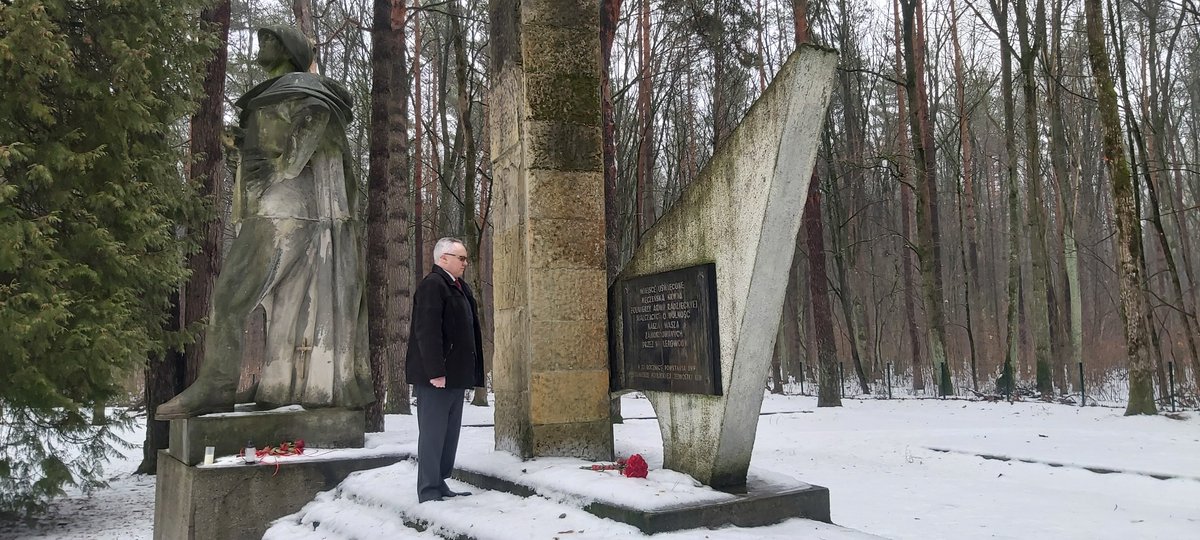ConsulBelarus's tweet photo. 23 lutego 2026 r., w Dzień Obrońców Ojczyzny i Sił Zbrojnych Białorusi, Konsul Generalny 🇧🇾 w Białymstoku złożył kwiaty na trzech cmentarzach miasta pod pomnikami żołnierzy Armii Radzieckiej poległych za wyzwolenie Wschodniej Polski  i uczcił ich pamięć minutą ciszy https://t.co/OYlQrEgCnP