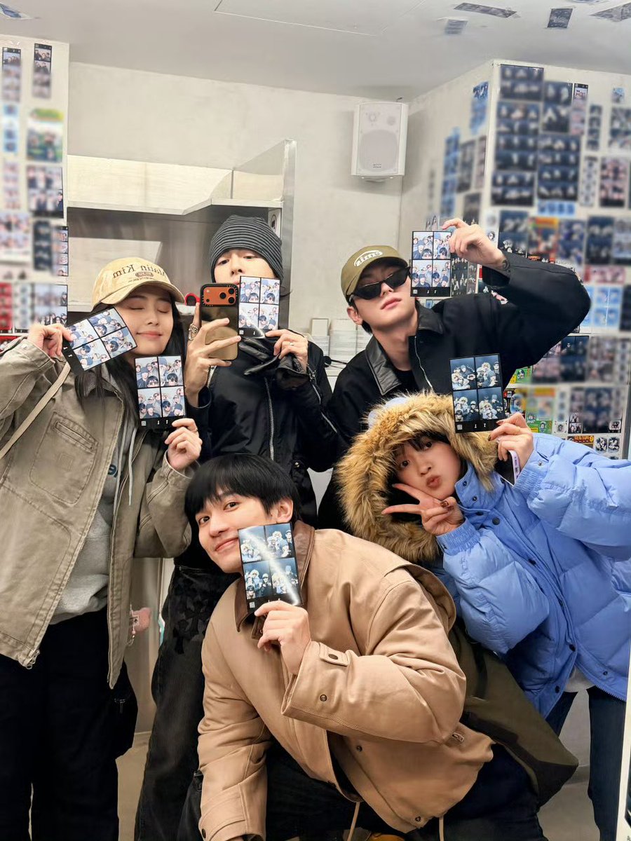 ตู้สติกเกอร์แทบแตก! ก็ดูคนในตู้สิคะ 
วิชวลระดับเทพทุกคน! 

เหอเหอไม่คลุมธีมสุด😂😂

#ไป๋ลู่ #เจิงซุ่นซี #เฉินเฮ่ออี้ #เหลียงหย่งฉี
#BaiLu #ZengShunxi #ChenHeYi #LiangYongQi