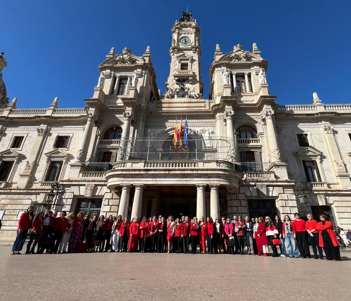 EVAPasociacion's tweet photo. Hoy, bajo el balcón del @AjuntamentVLC, celebramos el #EqualPayDay y visibilizamos la brecha salarial entre mujeres y hombres, acompañadas de asociadas #EVAP, asociaciones de la ciudad, autoridades, e instituciones.

#DíaIgualdadSalarial https://t.co/RuWZfuLwuG