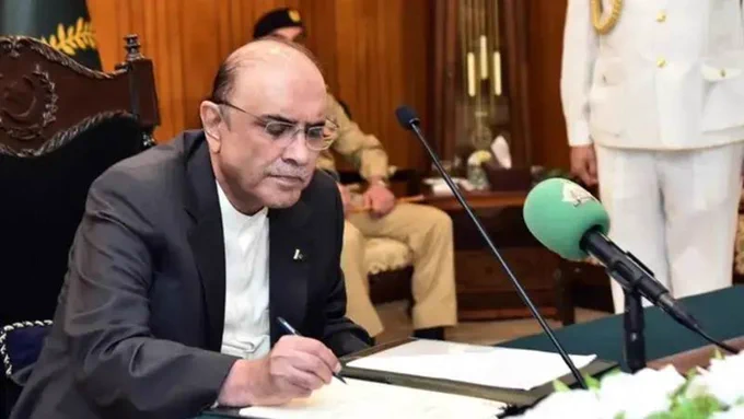 زرداری حملات هوایی را حق دفاع دانست؛ طالبان هشدار دادند