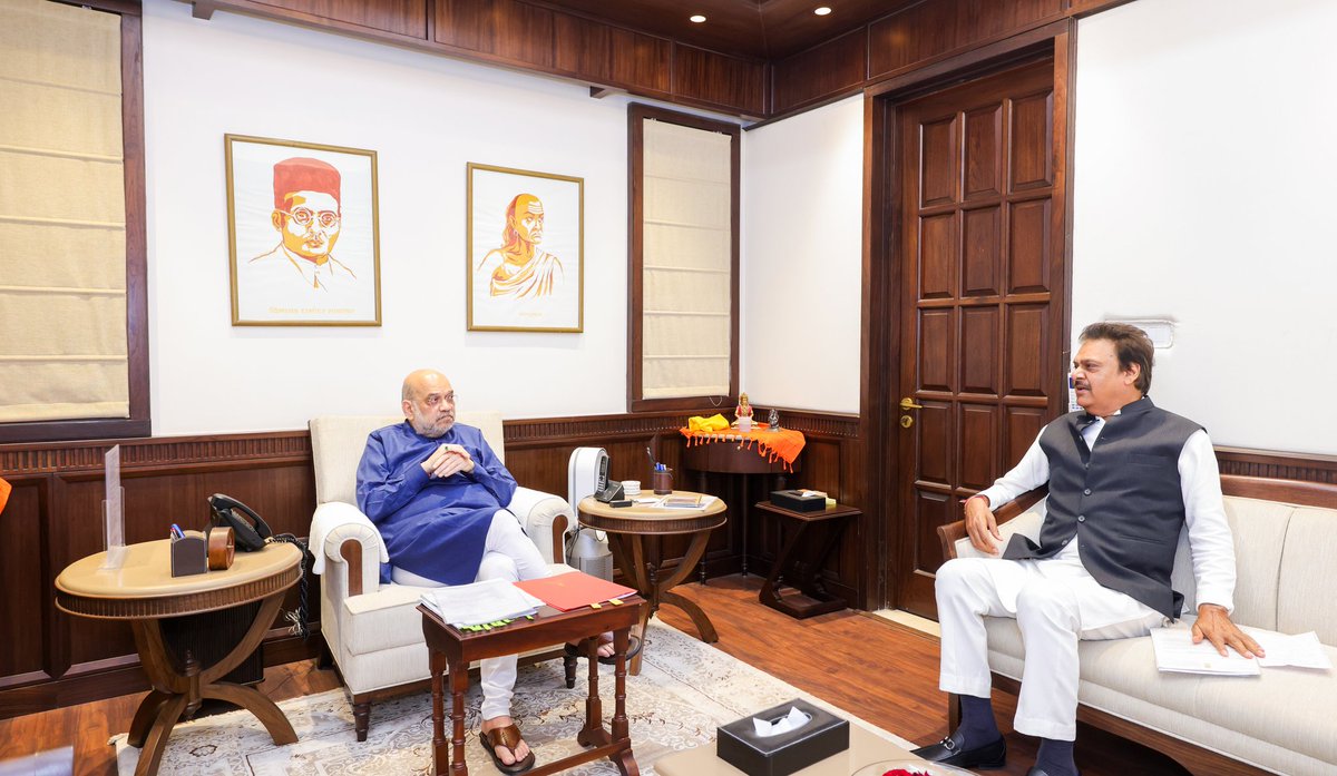 मा० गृह एवं सहकारिता मंत्री श्री <a href="/AmitShah/">Amit Shah</a> जी से भेंट कर उनका मार्गदर्शन प्राप्त किया।