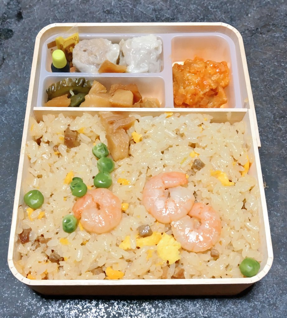 今日の晩御飯は崎陽軒の中華弁当と炒飯弁当🍱
いつ食べても旨い(笑)
今年も春節の横浜中華三昧を堪能出来ました😋

また明日から１週間乗り切るべ。