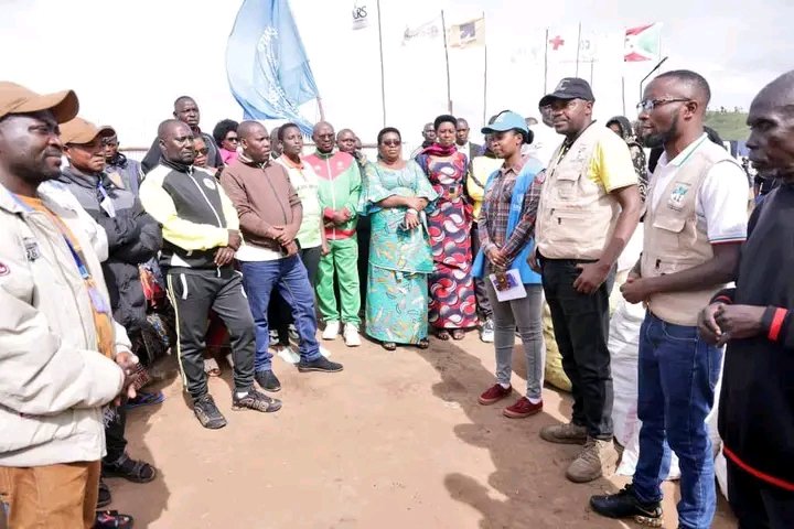 #Buhumuza: 22T de farine de manioc, 14T de haricots, 7T de maïs et 100 cartons de savon ont été remis ce 22.2.2026 aux réfugiés congolais du camp de Busumo (sis à #Ruyigi).

📍Denise Ndaruhekere, gouverneure de <a href="/BuhumuzaProvinc/">Province Buhumuza</a>, les a appelés à cohabiter pacifiquement.
#Shikiriza