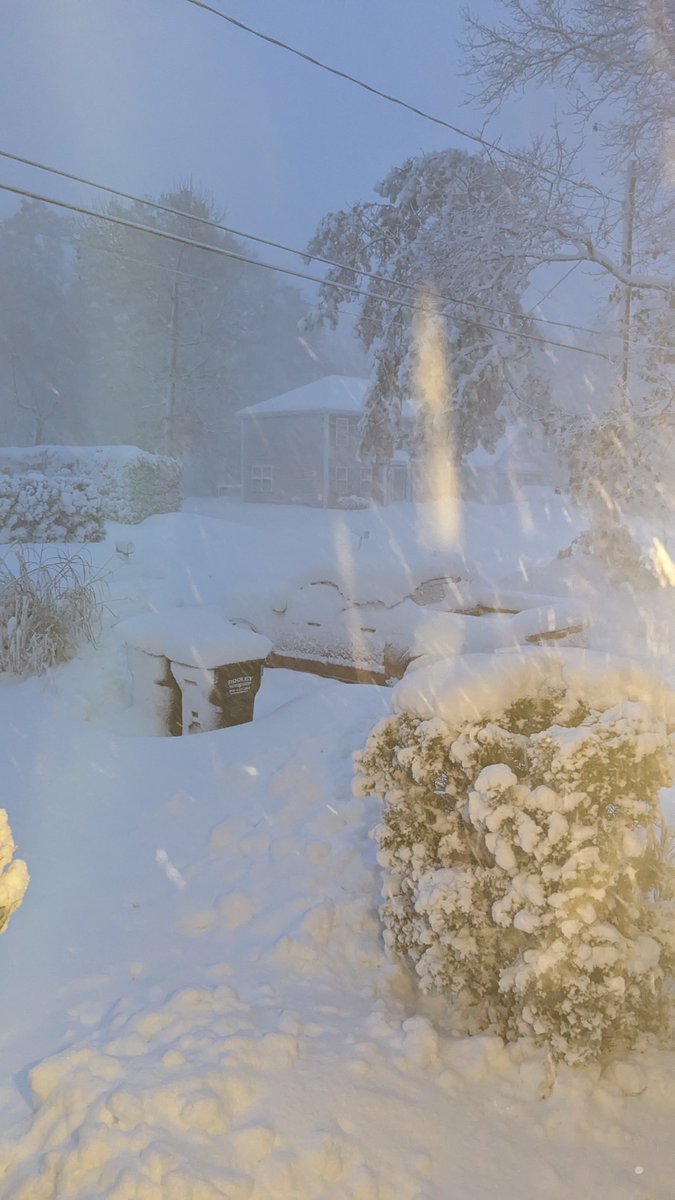 burgeoisiee's tweet photo. my boss told me "show up at 11:00" bro i will not see my truck in an hour and i will blow away while shoveling #imgood #getmad https://t.co/D6MPK5anqK