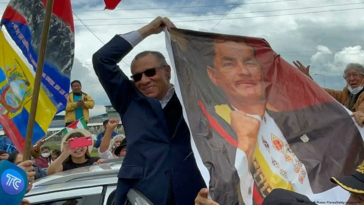 politicsecu's tweet photo. 📍 EL DINERO DEL N@RCOTRAFICO LIBERÓ A —JORGE GLAS— ANTE EL SILENCIO CÓMPLICE DE RAFAEL CORREA.

Norero y sus aliados habrían puesto dinero para la libertad de Jorge Glas. Diana Salazar, fiscal General, reveló que Leandro Norero y sus socios pagaron USD 250.000 para que Glas salga libre, a cambio de favores políticos.

El 8 de agosto de 2022, el país se escandalizó con la decisión de Banny Molina, exjuez de Portoviejo, que ordenó la liberación inmediata del exvicepresidente Jorge Glas, que, en esa época, estaba detenido en la cárcel.

Molina aceptó un habeas corpus a favor de Christian Araujo, quien tenía procesos judiciales por robo. Pero que, debido a problemas de salud, pidió su libertad.

A ese proceso, como terceros interesados, se sumaron Glas y Daniel Salcedo, sentenciado por corrupción en los hospitales del IESS durante la pandemia. Y Molina extendió el beneficio del habeas corpus a su favor a través de una figura denominada efecto intercomunis.

Al día siguiente, Xavier J., coprocesado de Salcedo en uno de los casos de corrupción hospitalaria, se comunicó con el narcotraficante Leandro Norero, que estaba preso en la Cárcel de Latacunga. Los chats entre Xavier J. y Norero fueron hallados en uno de los celulares de Norero en prisión, luego de que fue asesinado. La Fiscalía hizo públicos varios extractos de estas conversaciones.