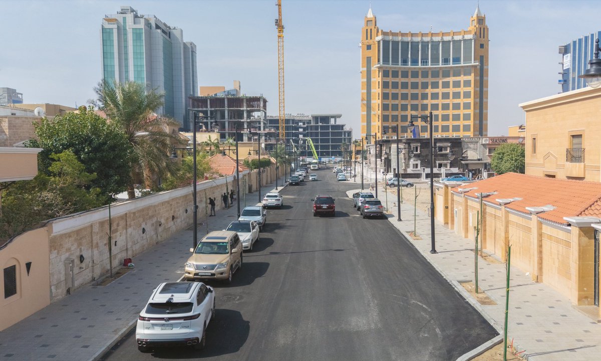 SaudiProject's tweet photo. #بلدية_الخبر تقترب من تطوير الشارع السابع في حي الكورنيش، متضمّنًا تنفيذ أرصفة للمشاة، وتشجير المساحات، وتحسين الإنارة، إلى جانب إعادة سفلتة الطريق وتخطيط مواقف السيارات، وذلك ضمن برنامج تطوير وأنسنة شوارع مدينة الخبر https://t.co/7em2GLlfiv