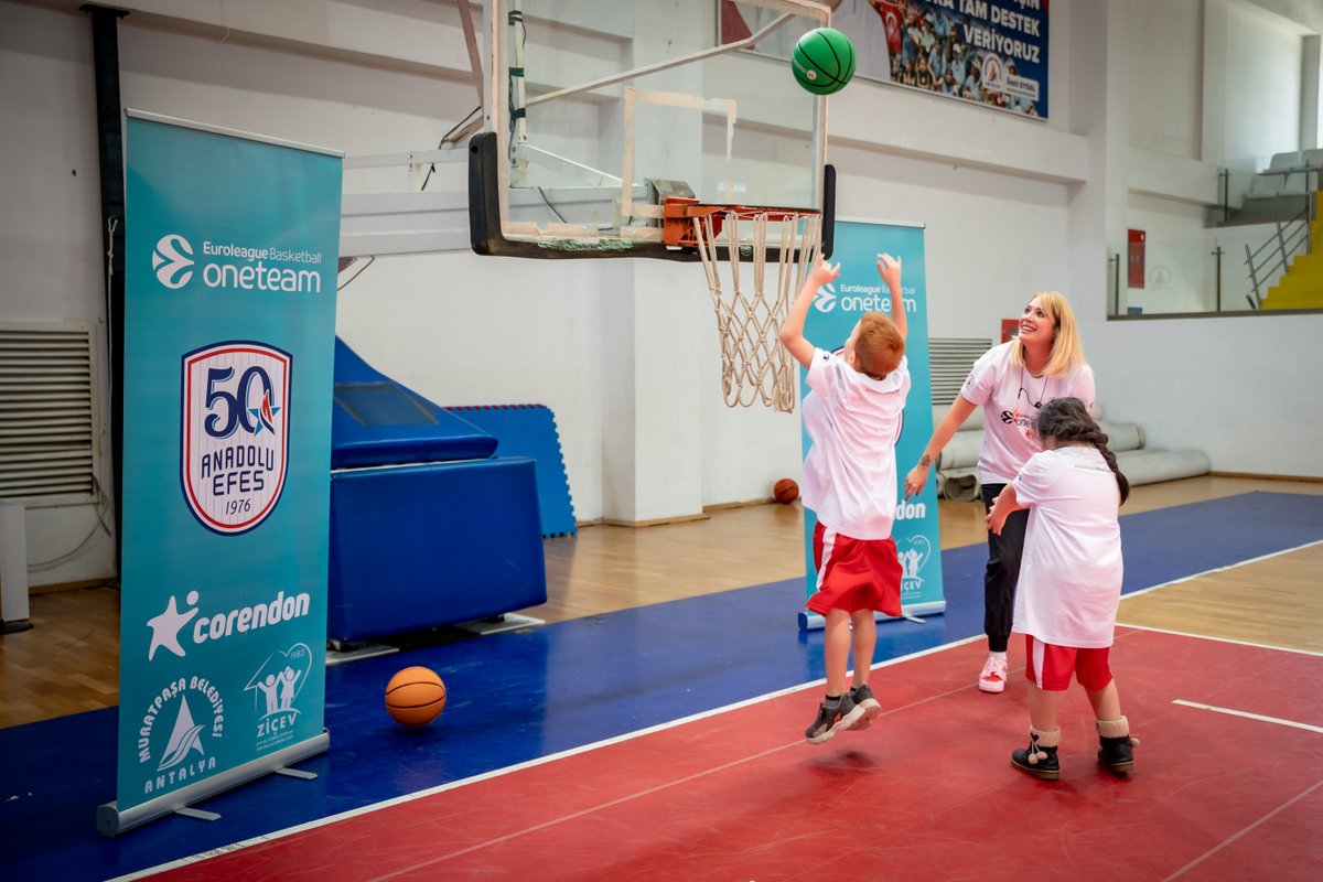 AnadoluEfesSK's tweet image. 🏀 2025–2026 sezonu #OneTeam yolculuğumuzda ikinci haftadayız.

⚡ Anadolu Efes Spor Kulübü, Corendon Turizm Grubu, ZİÇEV ve Muratpaşa Belediyesi iş birliğiyle yürüttüğümüz #OneTeam programımızın bu haftaki odağı dikkat ve odaklanma.
El–göz koordinasyonu ve denge geliştirici