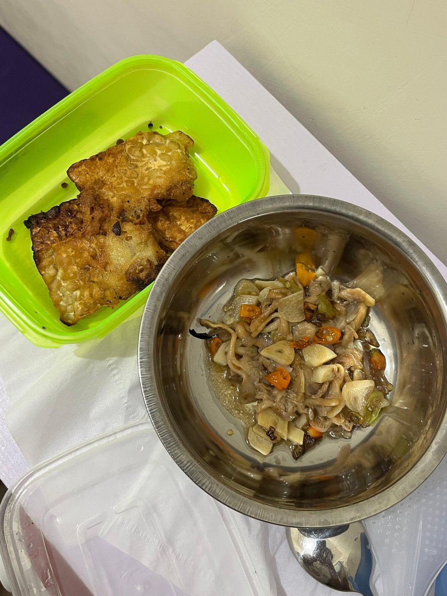 Kalau tidak dipaksa ya gimana ya. Cuma tempenya digoreng dengan api neraka 🥺