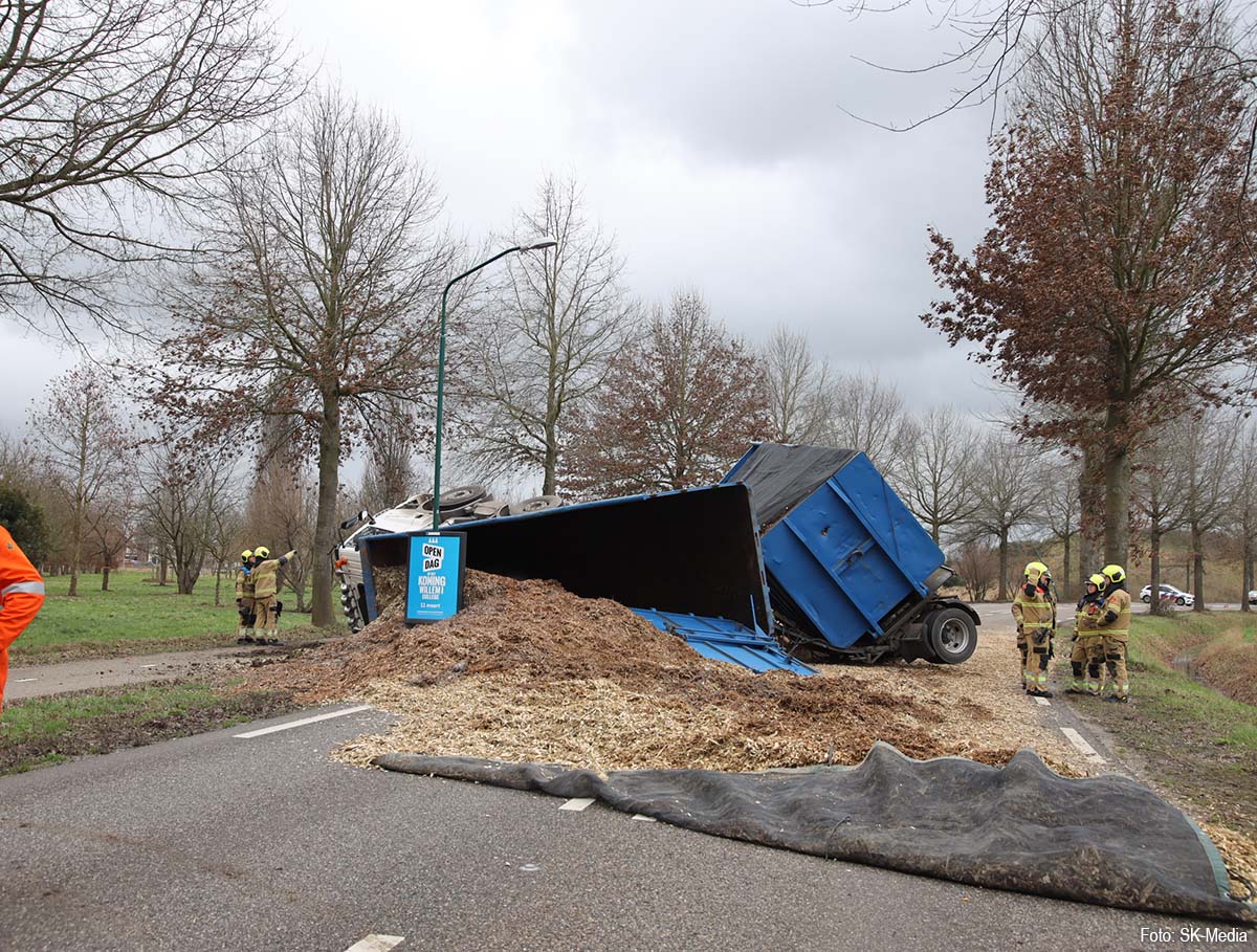 Vrachtwagen met houtsnippers gekanteld op Raamweg