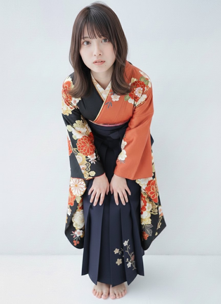 chiku_office's tweet photo. 右から見る？それとも左から見る？
今回の袴は左右で色が違う「片身替わり」なんです🧡🖤 
足元の刺繍までこだわった、お気に入りのレトロモダンコーデ。 特別な日は、これくらい欲張ってみる #卒業式 #袴 #レトロモダン #��ざと可愛い #着物 #片身替わり #卒業式コーデ #はかま #和服 #ポートレート https://t.co/D0wf0IMZou