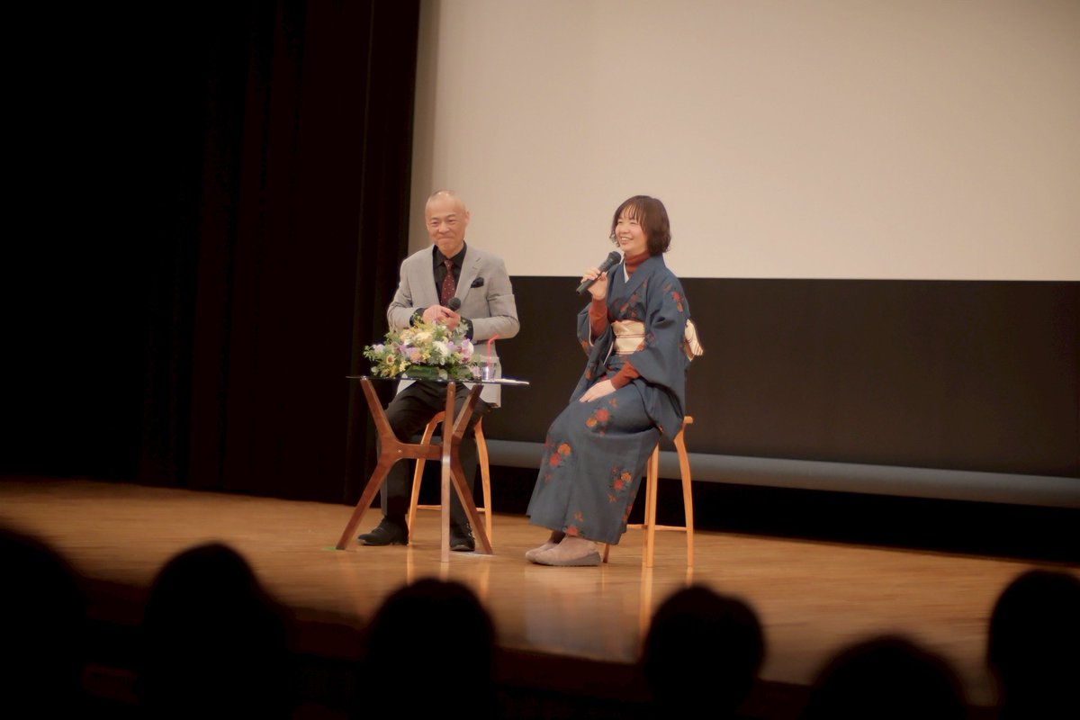 Tico_uniwa's tweet photo. 新しい映画『美味しいごはん — 挑 IDOMU —』
が完成して、一週間。

はじまりの自主上映会は、
熊本の地で幕を開けました。

この記念すべき場に招かれ、
わたしにとって熊本では
初めてとなる講演の機会をいただきました。

福岡、佐賀、長崎、熊本、大分、宮崎、鹿児島。

九州全域から、そして遠く他府県からも。
足を運んでくださった、すべての方々に深く感謝を。

十九歳のとき、ひとり旅で訪れた熊本。

「これからどう生きていこうか」と、

ひとり所在なく歩いていたあの頃。

仲間と店を立ち上げることや、料理人になるなんて、
当時は予感すらしていませんでした。

ただ、光あふれる食が
自分を救ってくれたことは確かで
自給自足をして生きていくのかもしれない、と
考えて熊本まで知人を訪ねました。

それが二十歳で、まさかの決断。
しかも、地元である、大阪枚方くずは。
有難くも、御食事ゆにわの店長
というお役目をいただきました。

その半年後、
導かれるように一日だけ大阪を離れ、
感謝を込めて、大分の宇佐神宮へ、
ご挨拶に伺ったこともあります。

振り返れば、九州という土地はいつも、

「どう生き、どう死んでいくのか」

そんな人生の静かな決断をするときに、
わたしを呼んでいる気がしてなりません。

この半年間、
今回主催してくださった
熊本「ますな屋酒店」の店主・まささんや、
スタッフのたなしょーさんとの不思議な縁に導かれ、
あれよあれよという間に昨日を迎えました。

いま、わたしの中で、
また新しい「始まり」が産声を上げています。
まだ言葉にはならないけれど、
確かな光だけは感じています。

これからの人生という時間を使って、
丁寧に表現していけたら...。

熊本の一日は、
書ききれなかったのでまた綴ります🥰

次回は
4/25大阪にて映画「美味しいごはん」上映会&ちこ講演会があります🎙️https://t.co/of75PkmDNZ
#美味しいごはん #ちこ  #熊本 #いのちの食卓