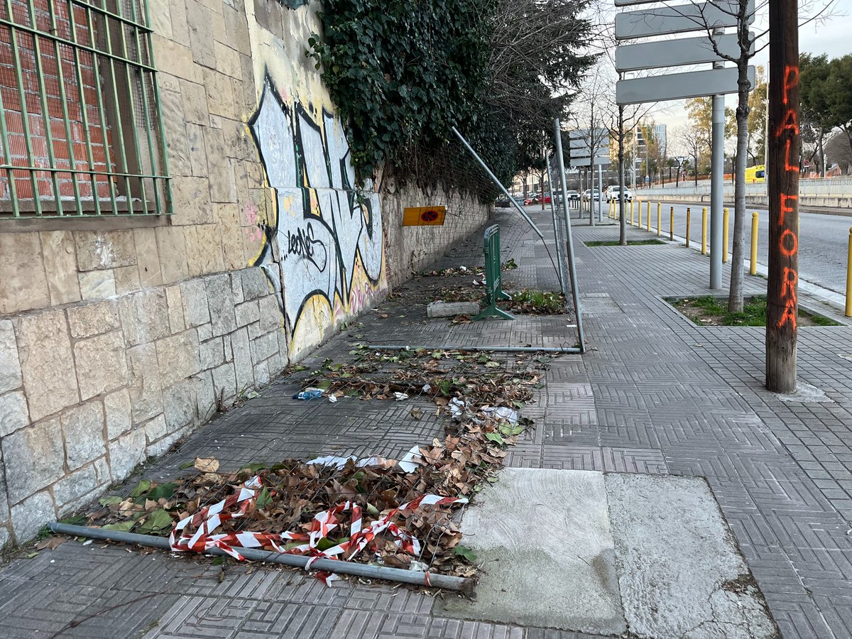 bestia_Miquela's tweet image. Amb aquesta són més de 35 les imatges enviades a l'@Aj_Sabadell denunciant l'estat d'aquest indigne tancat –Batllevell, davant antiga caserna GC–, per incompetència polític ai tècnica de qui correspon d'anul·lar com cal MIG escocell qu es va deixar al seu dia, fa anys. #Sabadell