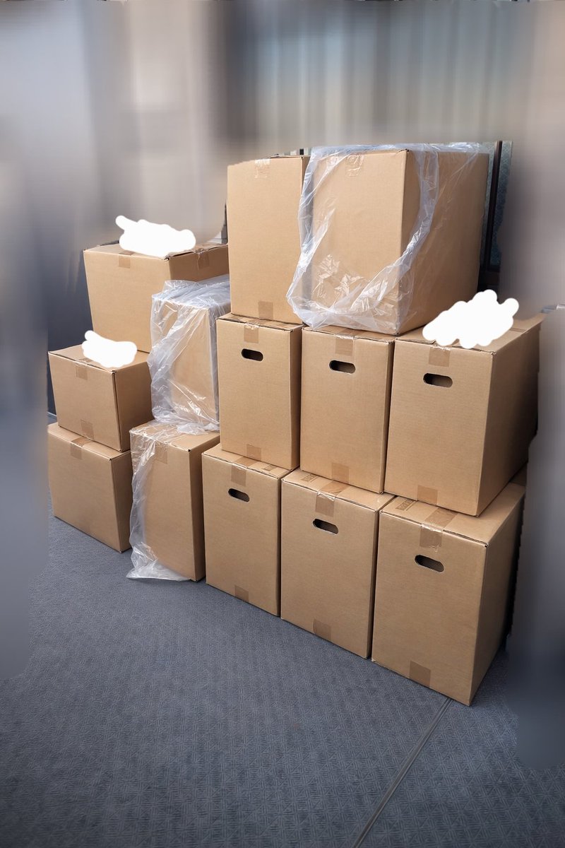 sakubaaaaa's tweet photo. まだ自分で納品してた頃。
配送業者の集荷待ちの荷物が玄関前を占領。

すでに7桁稼いでたのに
代行代をケチる主婦根性。
「もったいない」が抜けなくて
同じマンションの人に迷惑かけてたなぁ。

稼ぐことより
どう使うかの方が難しかった。。。 https://t.co/LMbALLHNj7