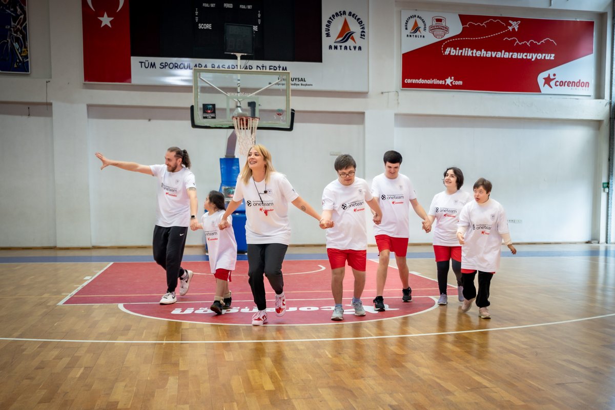 AnadoluEfesSK's tweet image. 🏀 2025–2026 sezonu #OneTeam yolculuğumuzda ikinci haftadayız.

⚡ Anadolu Efes Spor Kulübü, Corendon Turizm Grubu, ZİÇEV ve Muratpaşa Belediyesi iş birliğiyle yürüttüğümüz #OneTeam programımızın bu haftaki odağı dikkat ve odaklanma.
El–göz koordinasyonu ve denge geliştirici