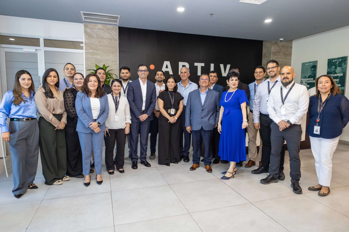 Aptiv's tweet photo. Aptiv proudly welcomed Hondura’s President Nasry Juan Asfura Zablah (@Papialaordenh) to our manufacturing plant located in the Green Valley Hub, where he explored our high‑tech operations and next‑generation mobility solutions.
#Aptiv #AptivHonduras #SmartMobility https://t.co/CK2vwCks11