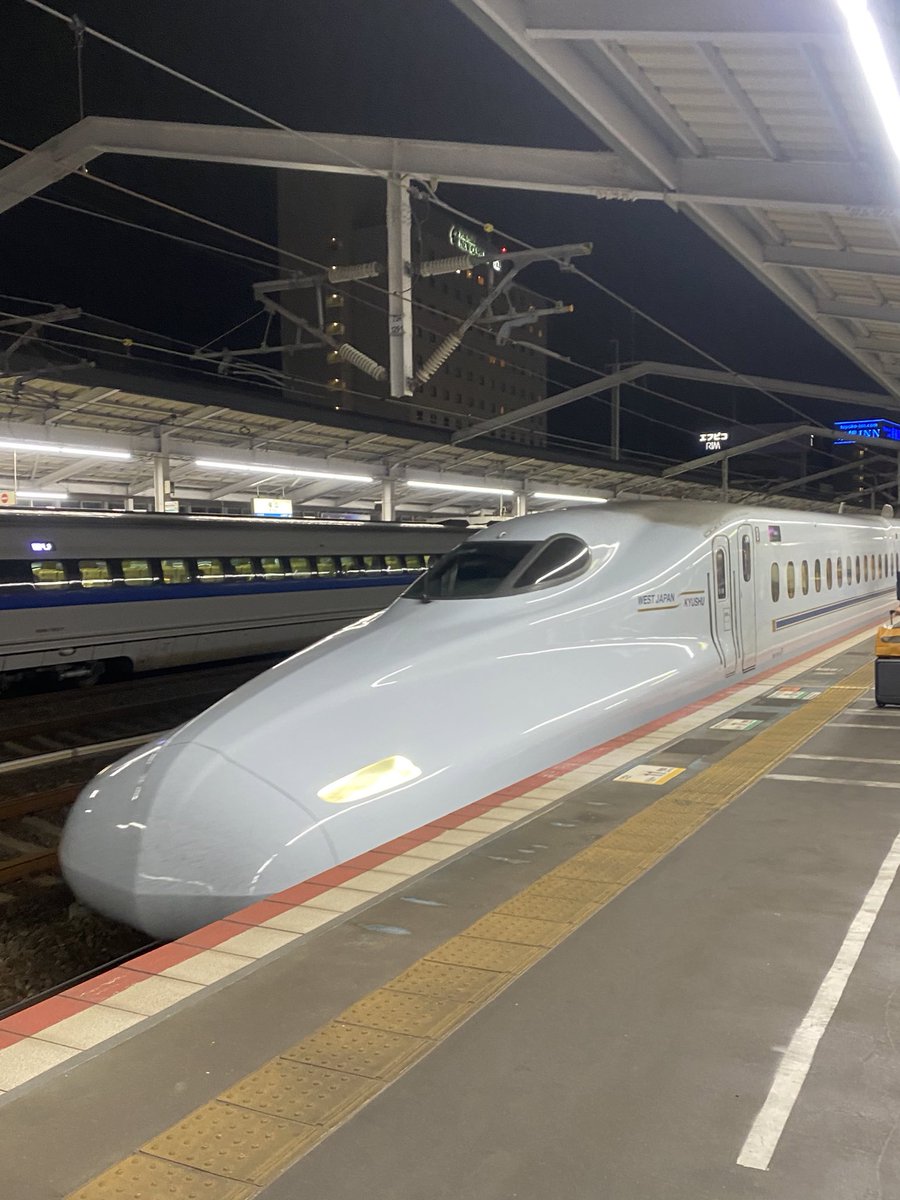 広島方面に行って何してたかはおいおい書くとして、珍しく新幹線で帰京。さくらの2＋2指定席は快適だけど、新大阪からのN700Sは狭いし椅子硬い。喫煙ルームも消滅し車飯も無いなんて、新幹線を積極的に選ぶ理由が無いな。