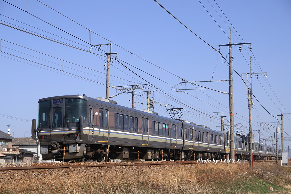 EC223_1000's tweet photo. 今日は姫路－播州赤穂の普通列車に223系1000番台V1編成+V2編成が入るという激レアな光景が見られました。956Mの後は2本に分割されて965MにV1編成、次の967MにV2編成が入りました。 #223系の日 https://t.co/wcQktjVZpA