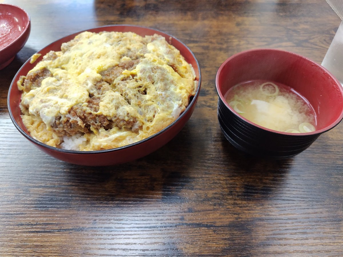 ツーリング先で、ひばり食堂さんに寄らせていただきました！
前から行きたいお店でしたがようやく叶いました✨️
カツ丼、この量で普通です😳カツ2枚にふわふわの卵大量！カツの味付けも◎👍味も量も大満足です！
今度は大に挑戦したいですね〜😊遠いけどまた行きます