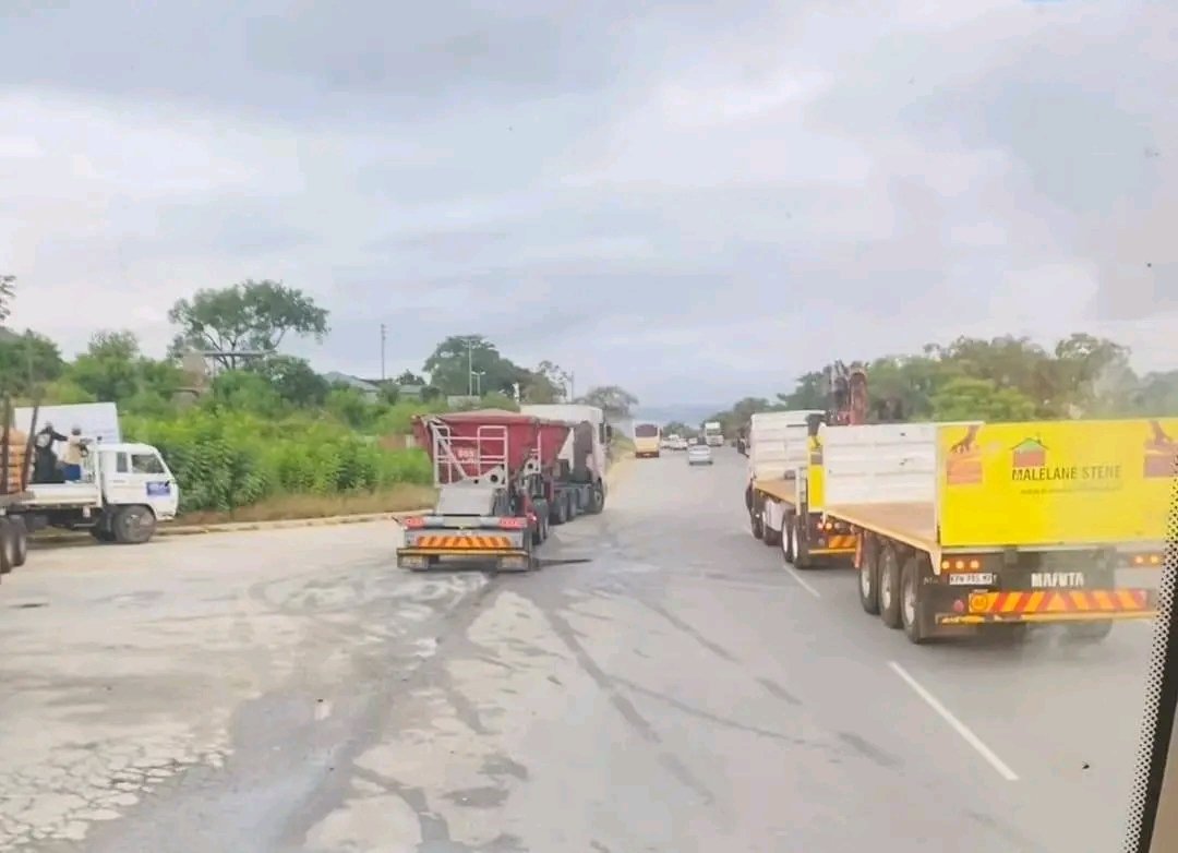 𝐓𝐞𝐤𝐰𝐚𝐧𝐞, South Africa — Roads have been blocked in Tekwane near Mbombela due residents protest on Monday. They placed barricades even on the R538 to the airport. Motorists were urged to use alternative routes.

#BushbuckridgeGuardian | Taking Bushbuckridge To The World 🌍