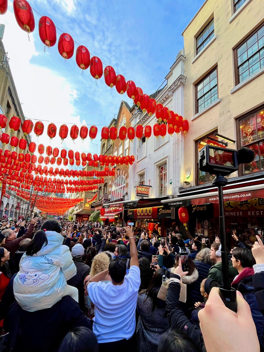 Chinatown was crazy yesterday! There’s a lion dancing around in there somewhere.

✨🎇🧧 Kung Hei Fat Choi (恭喜發財) 🧧🎇✨

#chinatownlondon #kungheifatchoy #chinesenewyear2026 
#chinesenewyearinlondon #londonchinatown